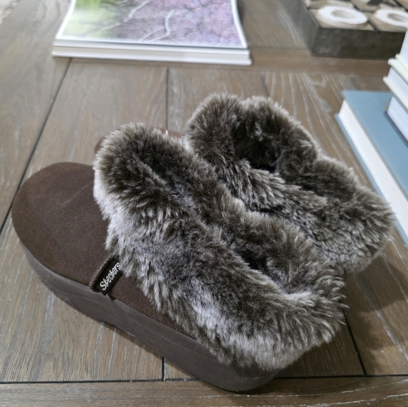 Skechers Tone Ups Suede Faux Fur Lined Clogs, Women's Size 9 - Picture 3 of 12